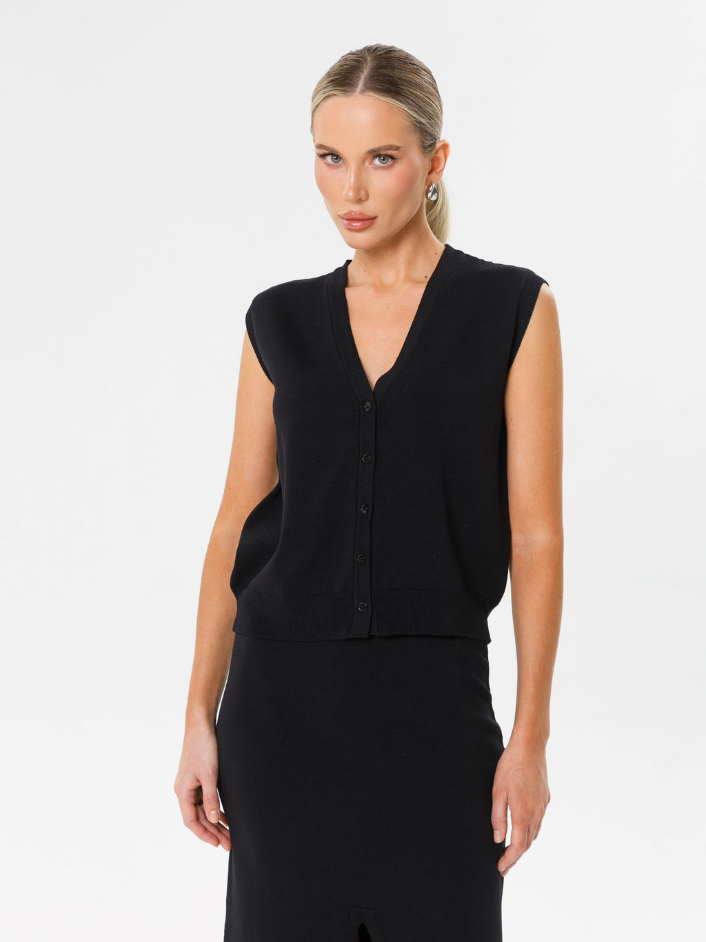 Жилет вязаный