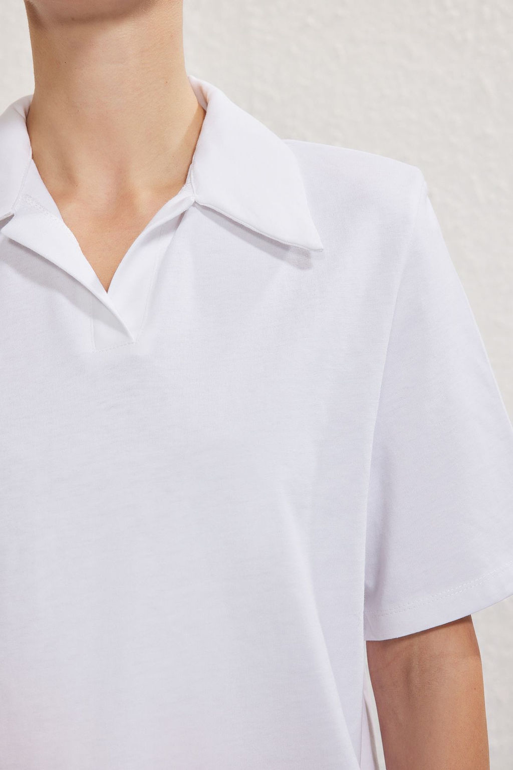 Ekru Kal?n Pamuklu Vatkal? Polo Yaka Regular/Normal Kal?p Orme T-Shirt TWOSS25TS00195