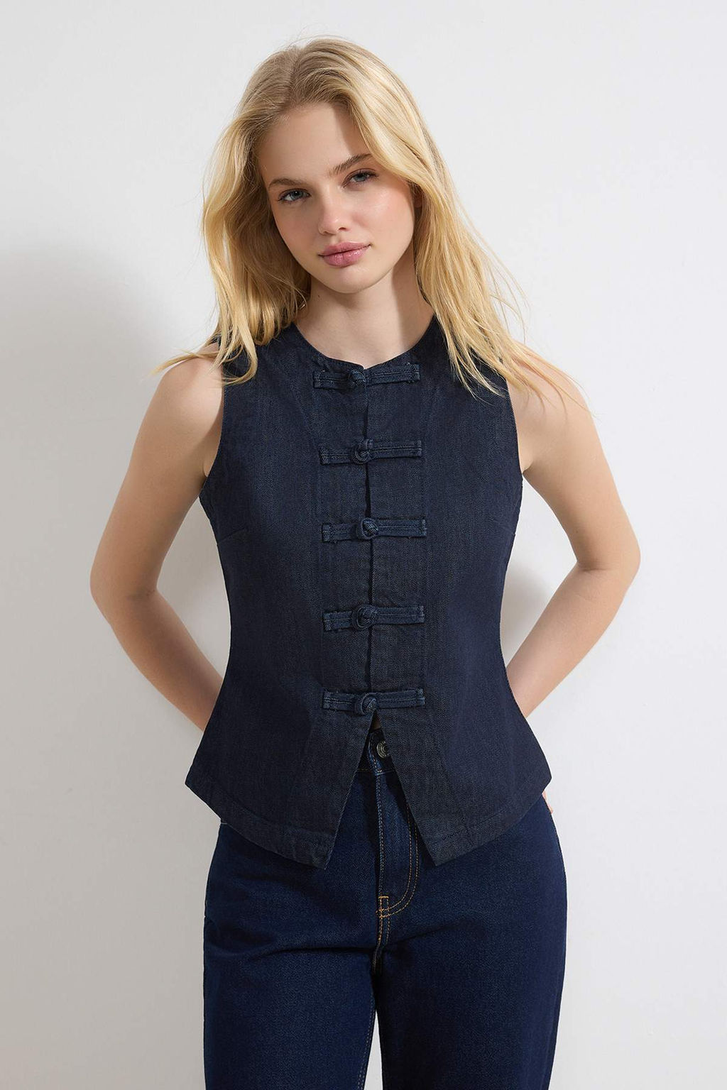 Koyu Mavi Dugme Detayl? Fitted 100% Pamuk Denim Yelek TWOSS26YE00004 - Trendyolmilla фото 3