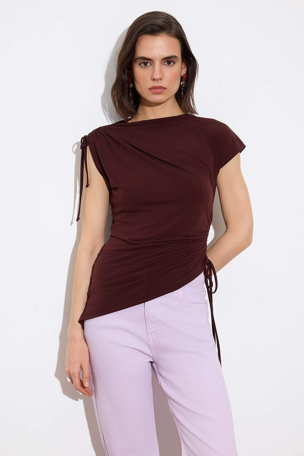 Limited Edition Kahverengi Vucuda Oturan Dik Yaka K?sa Kollu Buzgulu Esnek Orme Bluz TWOSS26BZ00471