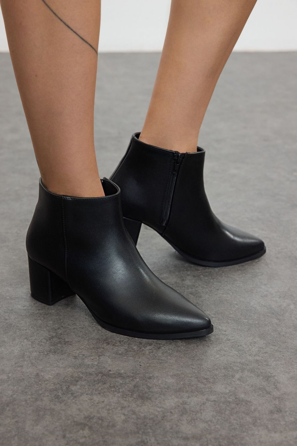 Trendyol Shoes Siyah Fermuarl? Blok Topuklu Kad?n Yar?m Bot TAKAW25BO00010 - Trendyolmilla фото 3