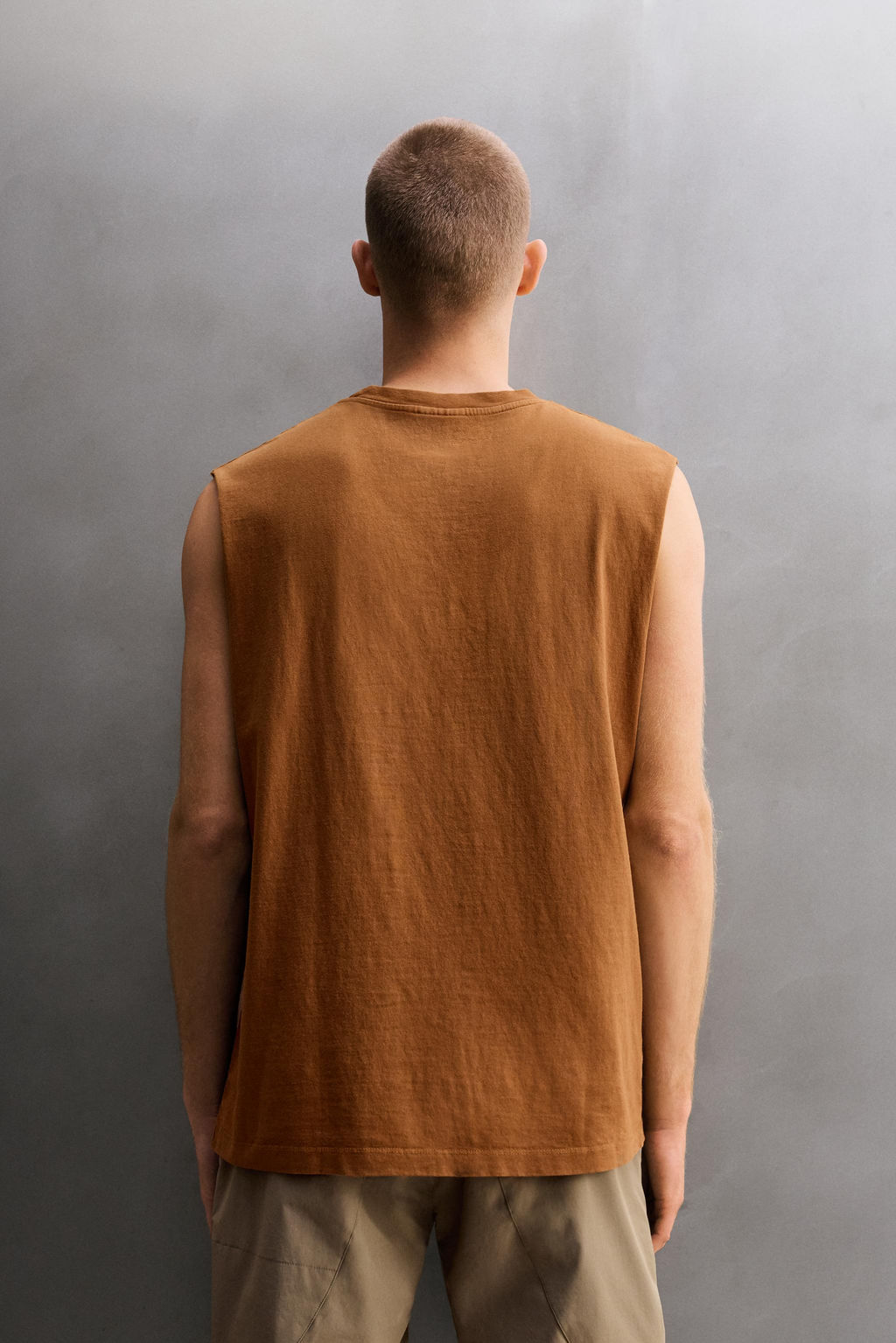 CAMISETA TANK ESTAMPADO CONTRASTE / Ocre
