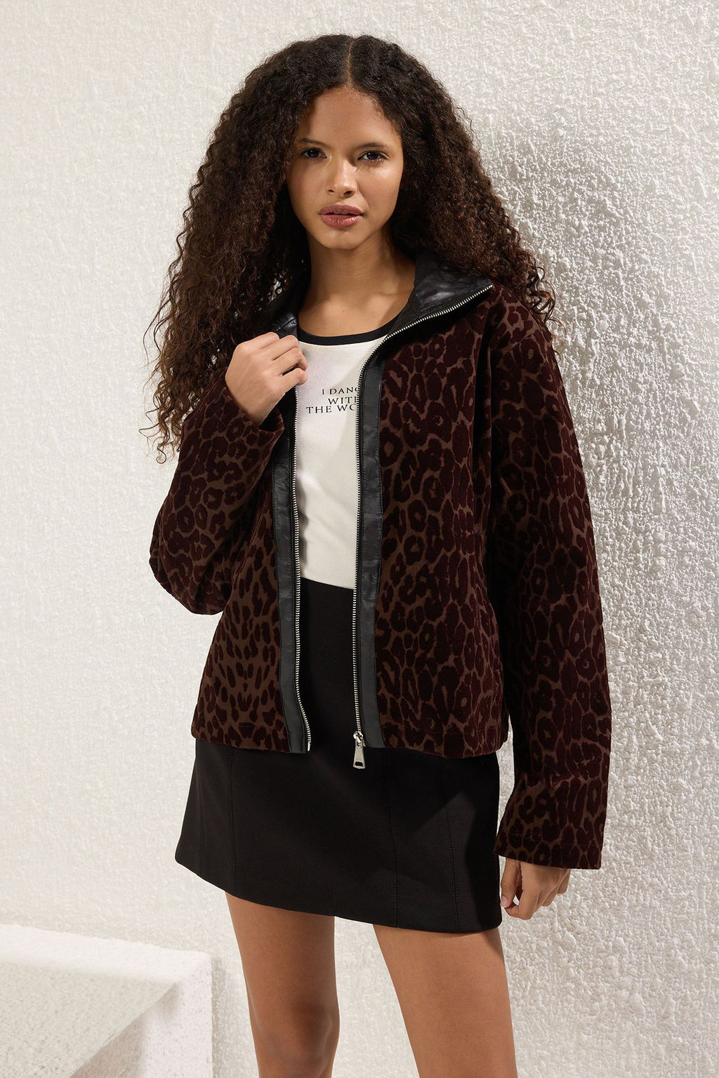 TRENDYOLMILLA Kahverengi Regular Leopar Desenli Ince Ceket Mont TWOSS25MO00023  фото 2