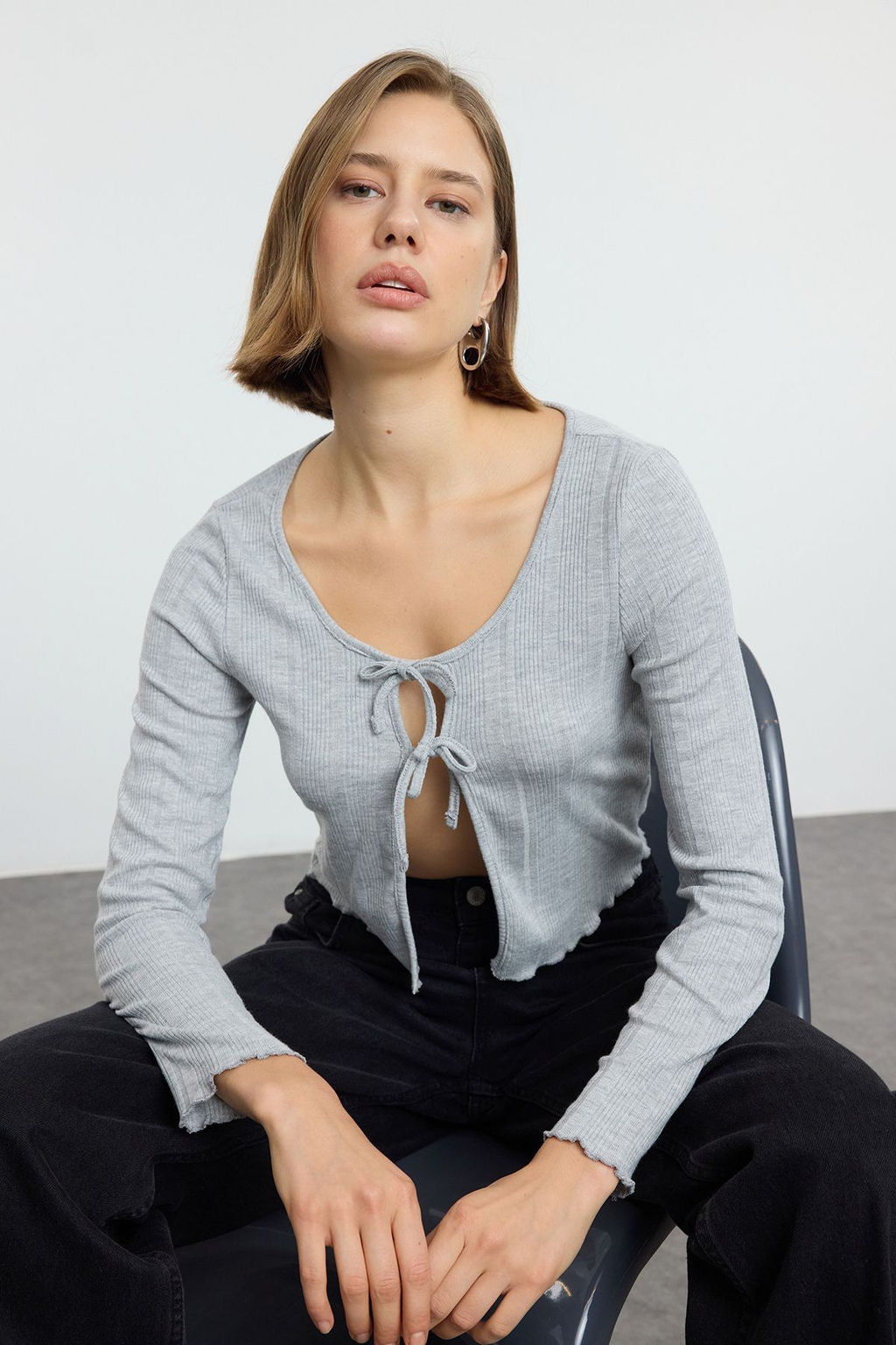 Trendyolmilla Gri Baglama Detayl? Fitted/Vucuda Oturan Esnek Orme Bluz TWOAW25BZ00261
