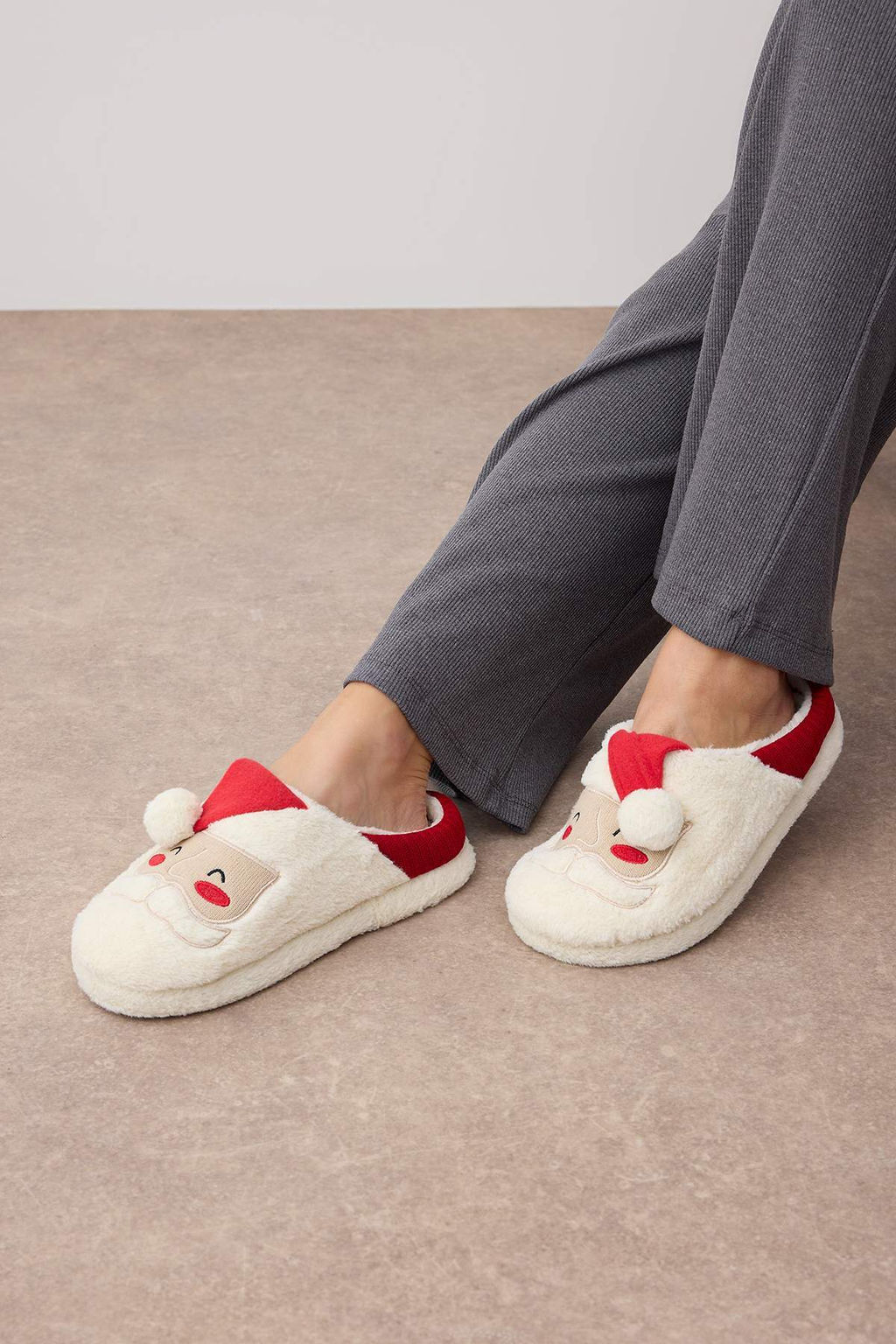 Y?lbas? Temal? Ponpon Sapka Detayl? Kad?n Ev Terligi TAKAW26ER00011