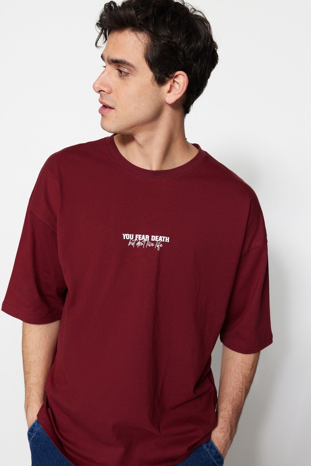 TRENDYOL MAN Bordo Oversize/Genis Kesim %100 Pamuklu Minimal Yaz? Bask?l? T-Shirt TMNSS23TS00099