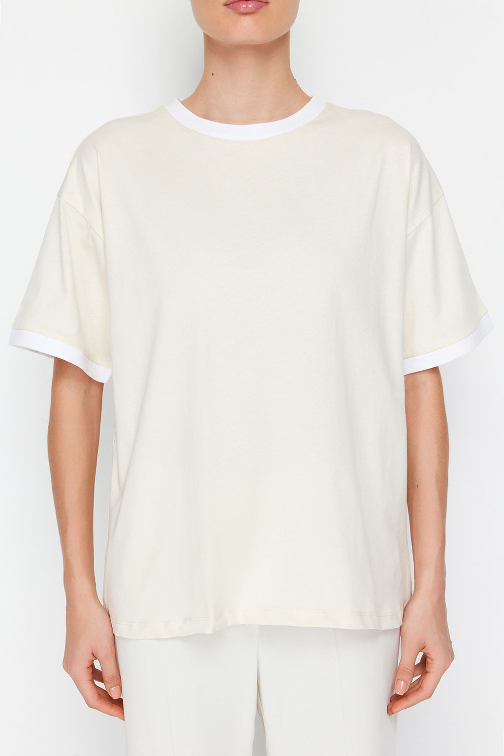 TRENDYOLMILLA Siyah %100 Pamuk Kontrast Yaka ve Serit Detayl? Oversize/Rahat Kesim Orme T-Shirt TWOSS24TS00052 фото 4