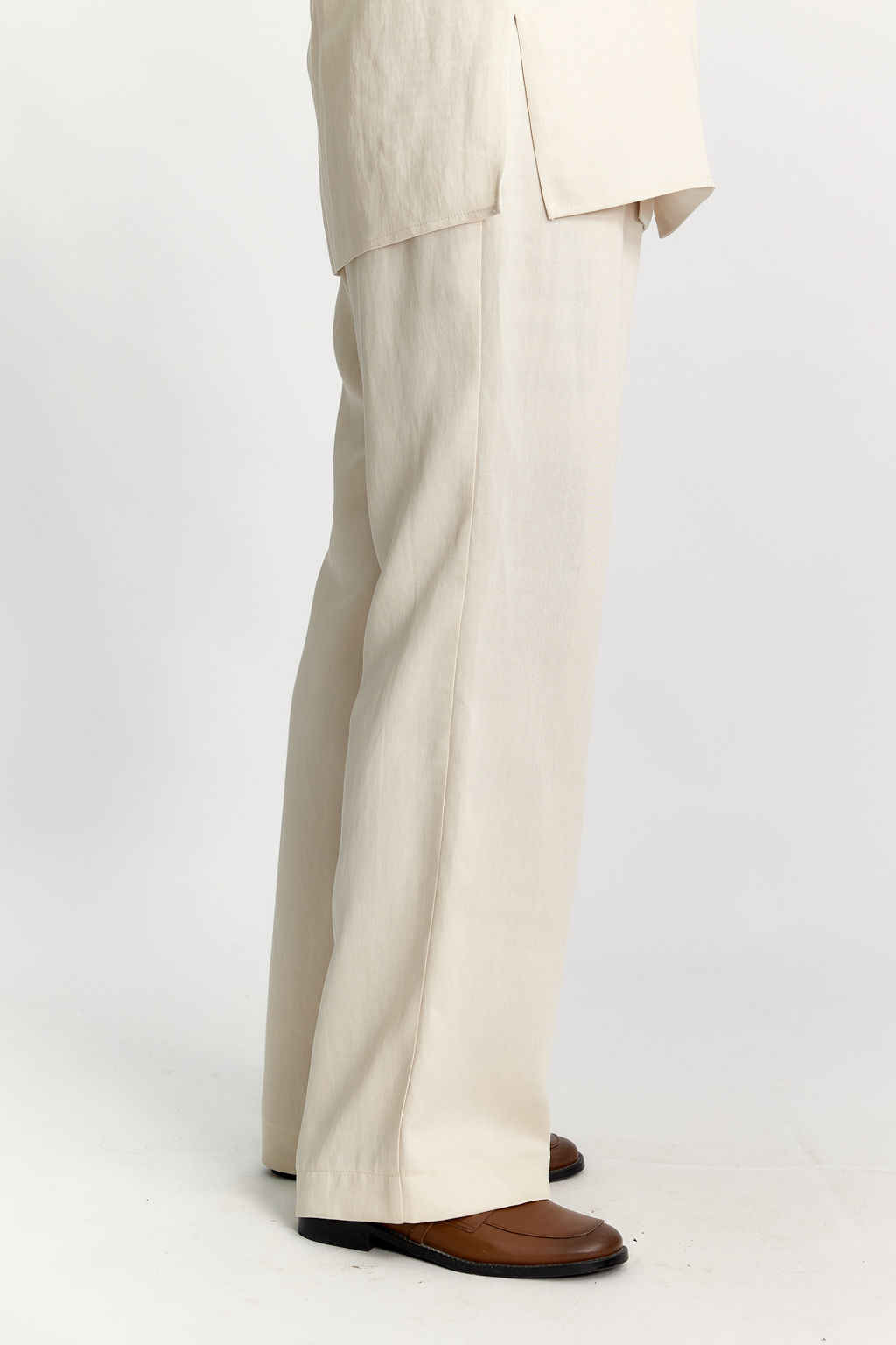 Брюки прямого свободного силуэта. Застежка на молнии и пуговице. Пояс с резинкой по спинке. - Serginnetti фото 3
