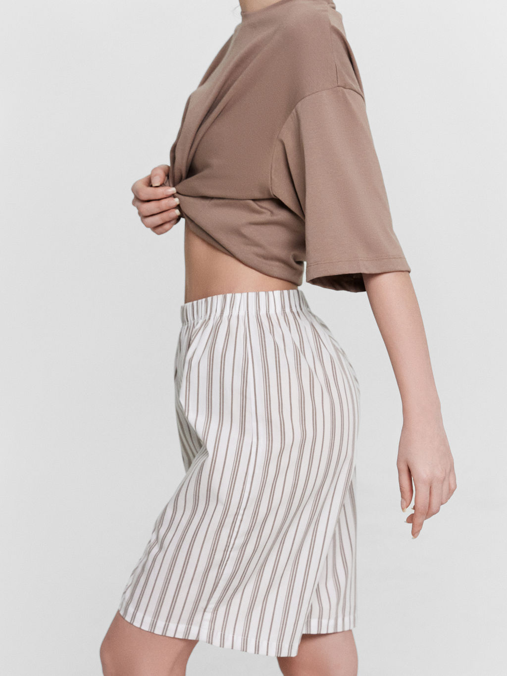 КОМПЛЕКТ ЖЕНСКИЙ (ДЖЕМПЕР, ШОРТЫ) мокко +мокко полоска на белом 592596