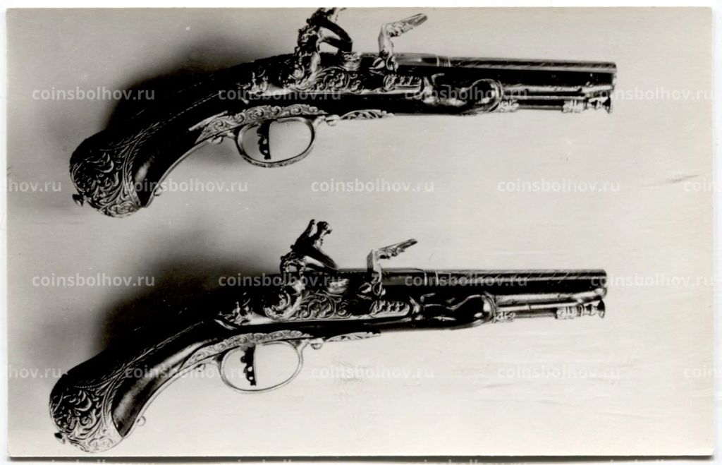 Открытка Эрмитаж.Рыцарский зал. Пара карманный пистолетов с кремневыми закмками 1670-1680 гг.Италия