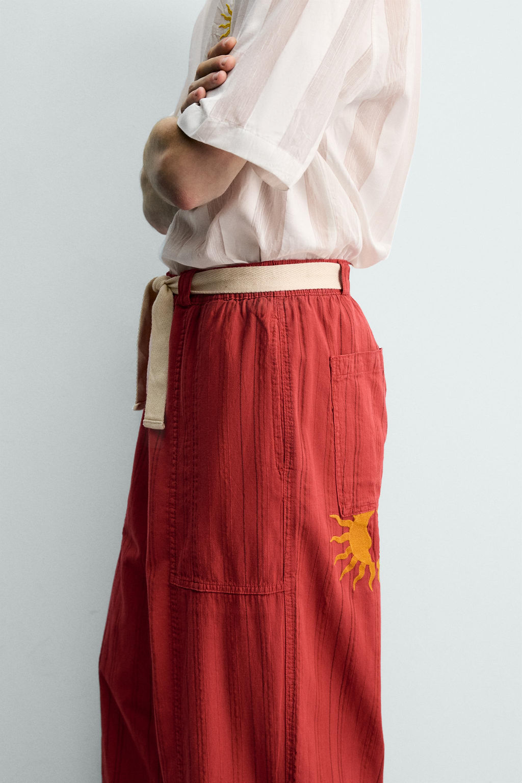 PANTAL?N RELAXED FIT ESTRUCTURA RAYAS / Rojo