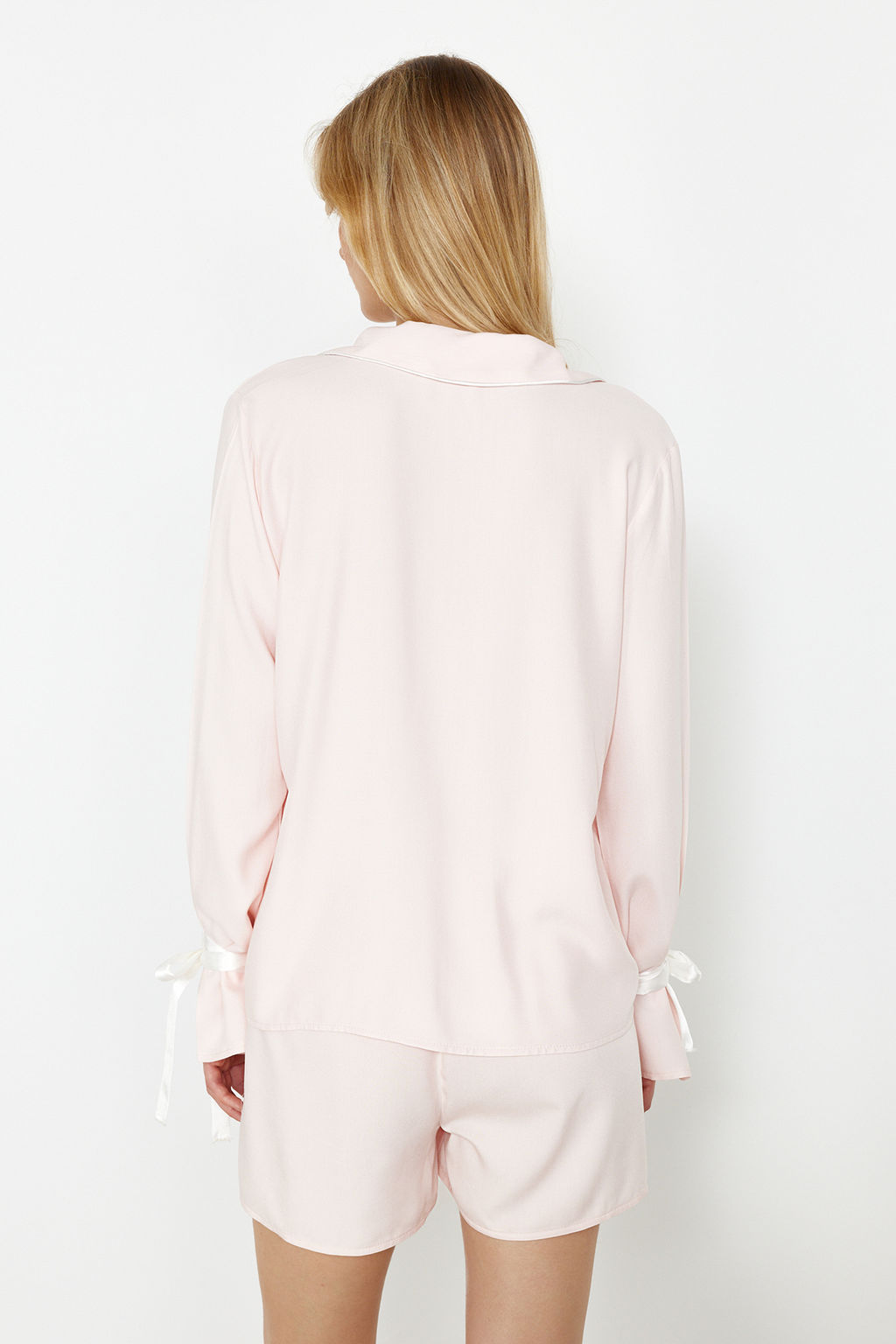 Trendyolmilla Ekru Baglamal?/Kurdele/Fiyonklu ve Biyeli Viskon Sortlu Dokuma Pijama Tak?m? THMSS24PT00047  фото 6