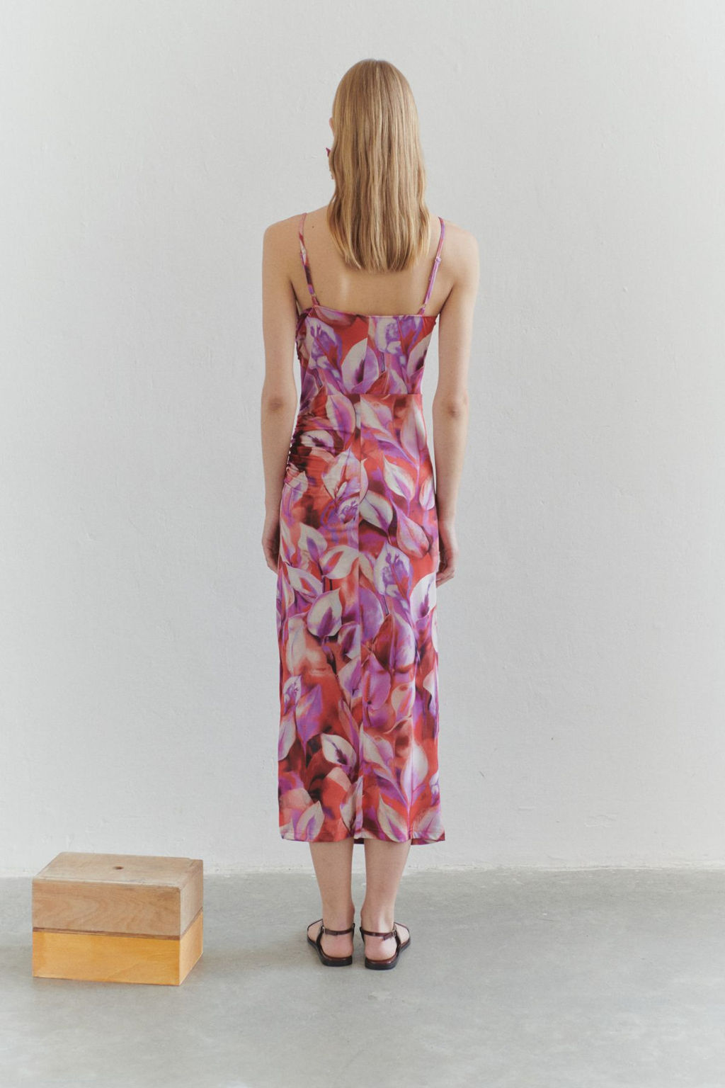 Trendyolmilla Limited Edition Bask?l? Degaje Yaka Cut Out Detayl? Ask?l? Esnek Maxi Orme Elbise TWOSS25EL00478  фото 2