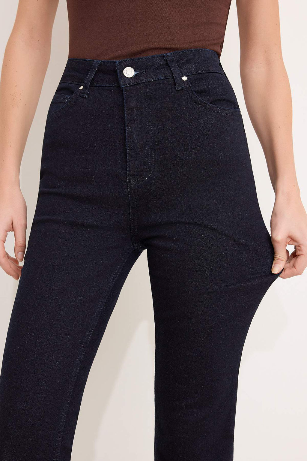 Koyu Mavi Raw Yuksek Bel Orta Esnek Flare Uzun Boy Jeans TWOSS26JE00105 - Trendyolmilla фото 9