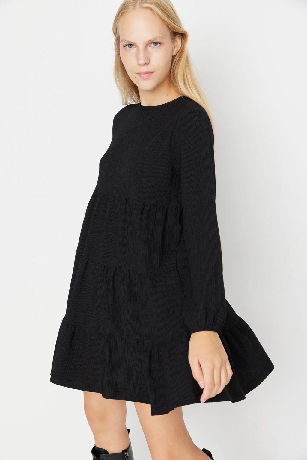TRENDYOLMILLA Siyah Volanl? Skater/Belden Ac?lan Burumcuk/Dokulu Mini Orme Elbise TWOAW23EL00371