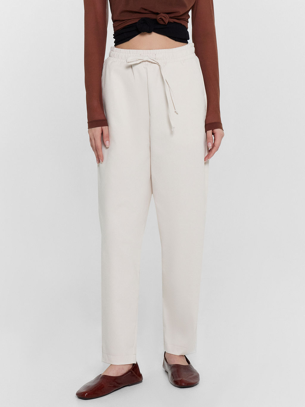 Брюки женские в бело-бежевом цвете белый песок 182422 - Mark formelle фото 2
