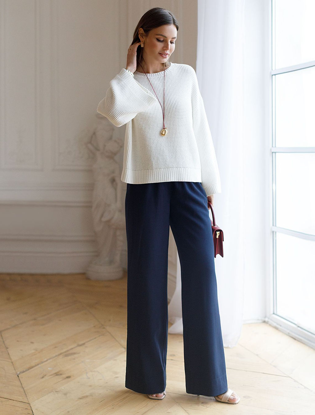 Укороченный джемпер с широкими рукавами рельефной вязки из хлопка с акрилом