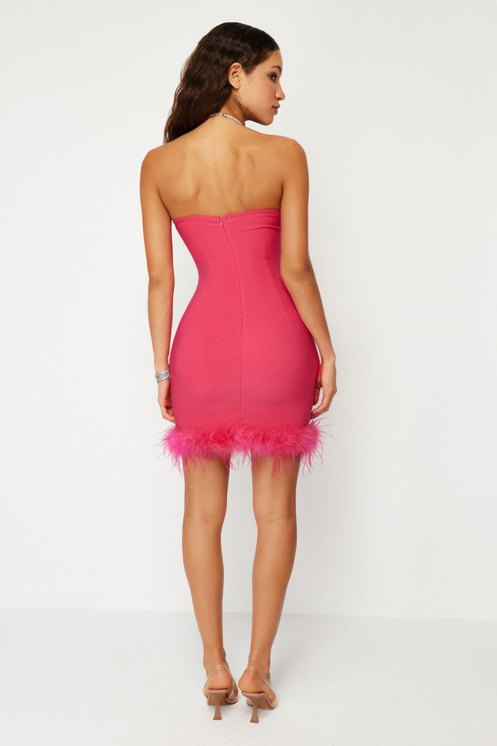 TRENDYOLMILLA Siyah Vucuda Oturan Otrisli Parlak Tasl? Dokuma K?sa S?k Abiye Elbise TPRSS23EL00255 фото 18