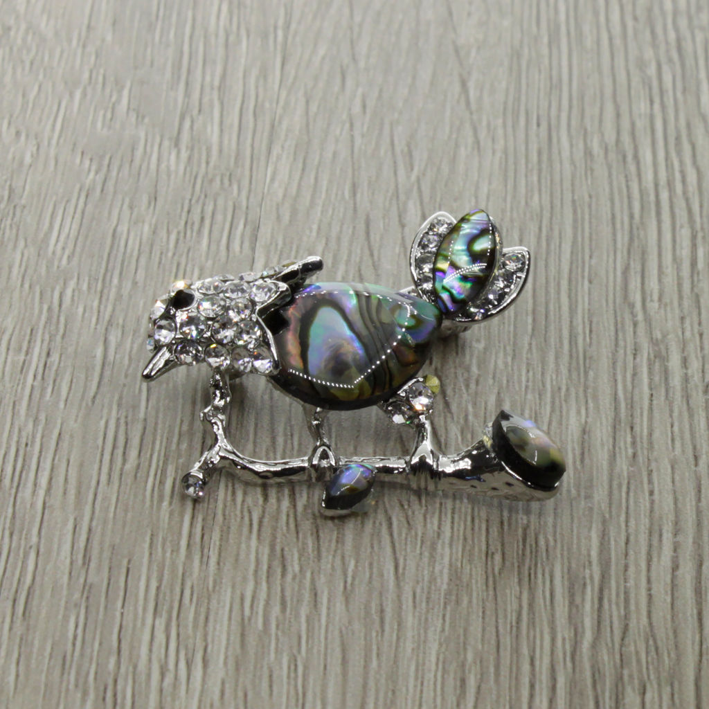 Брошь "Птичка" со вставками из гелиотиса и ювелирного сплава