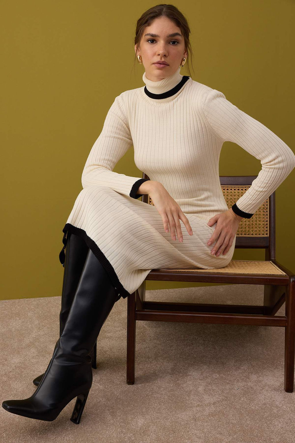 Tas Renk Bloklu Midi Basic Bal?kc? Yaka Triko Elbise TWOAW26EL00102