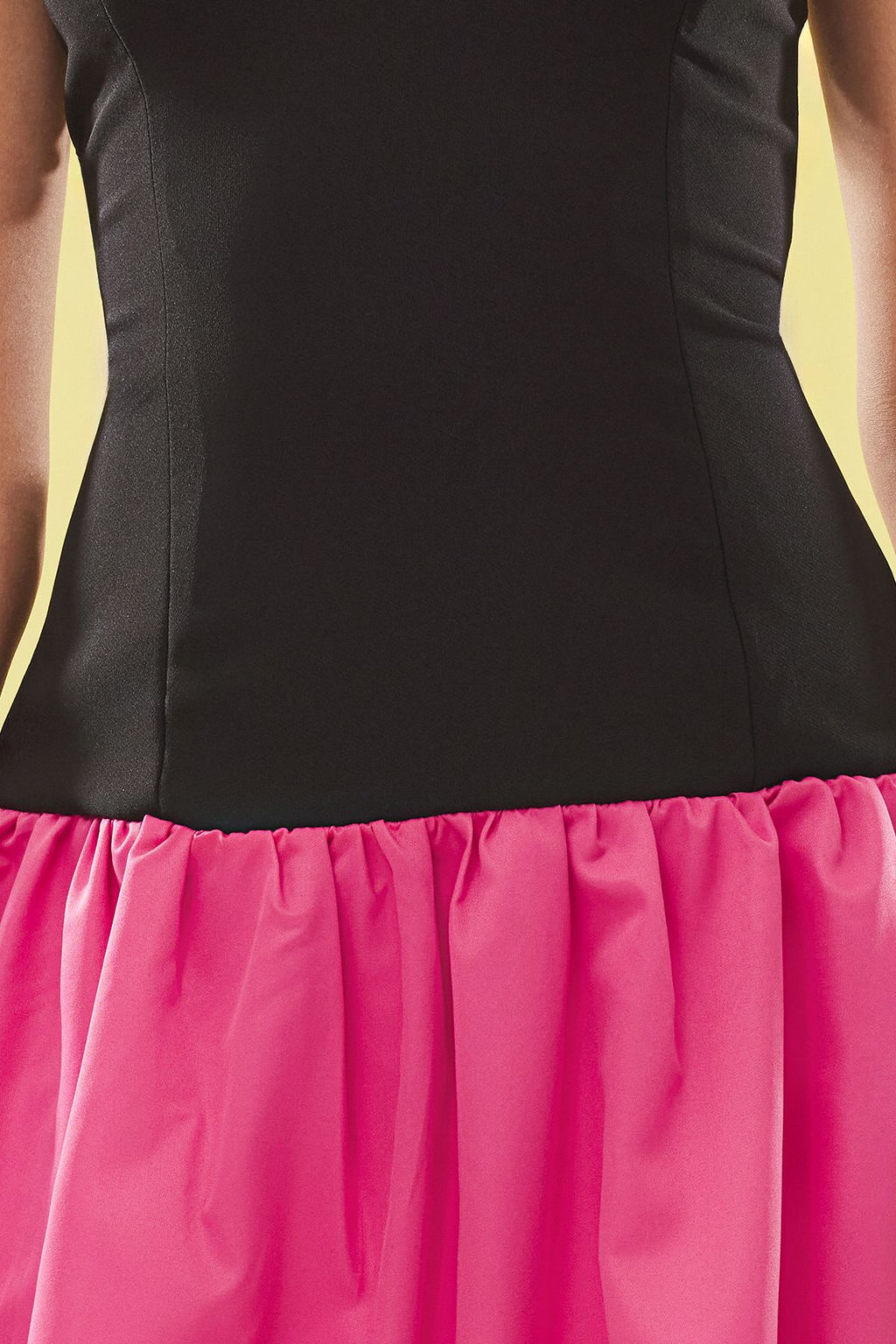 TRENDYOLMILLA Siyah-Fusya Vucuda Oturan Balon Etek Detayl? S?k K?sa Elbise TPRSS25EL00096