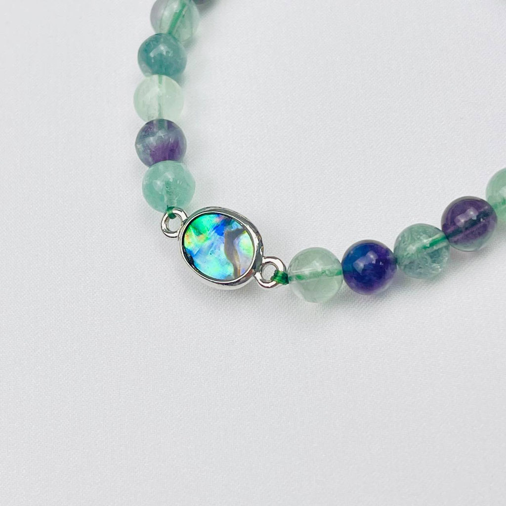 Браслет из Флюорита со вставкой халиотис 16 см