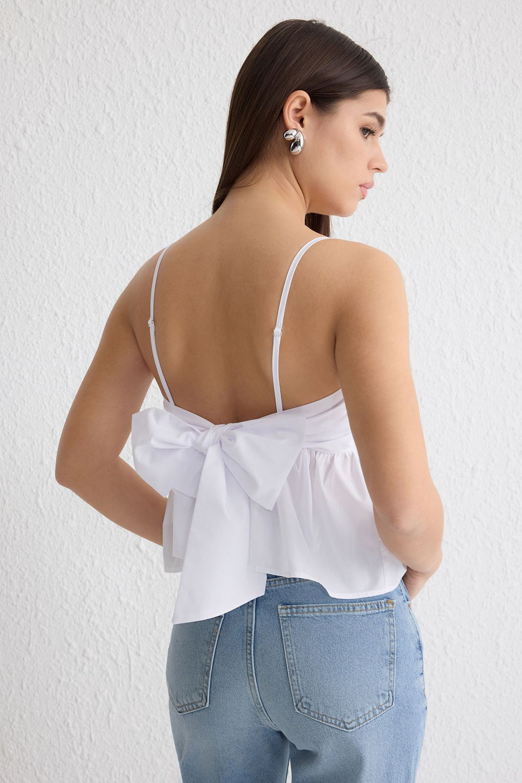 Beyaz S?rtta Kurdele Baglama Detayl? Ask?l? Crop Dokuma Bluz TWOSS25BZ00120