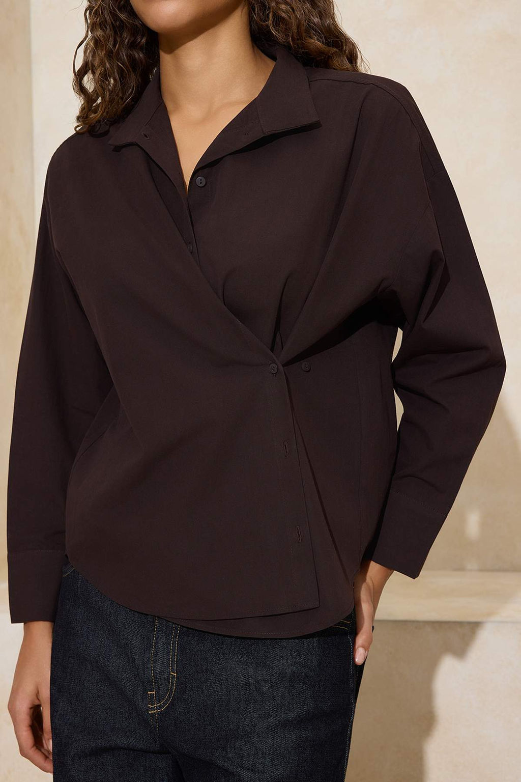 Trendyol Studio Beyaz Ayarlanabilir Oversize Asimetrik Pamuklu Poplin Gomlek TWOAW26GO00106