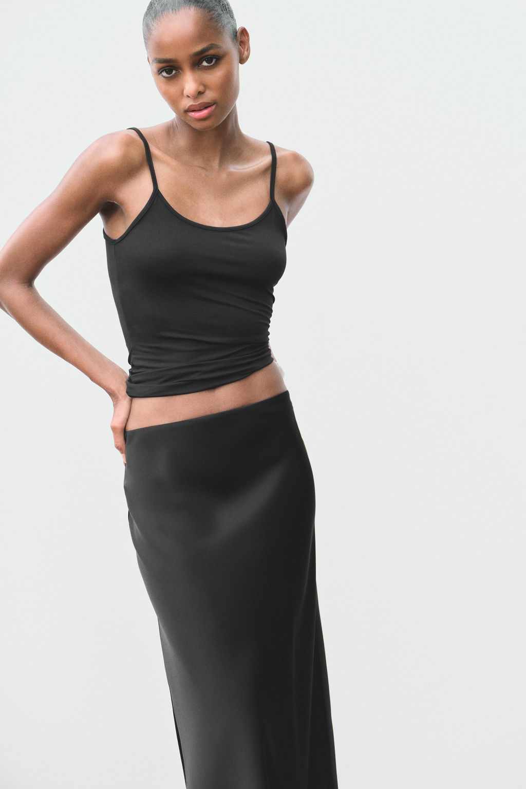 FALDA MIDI SATINADA / Negro - Zara фото 2