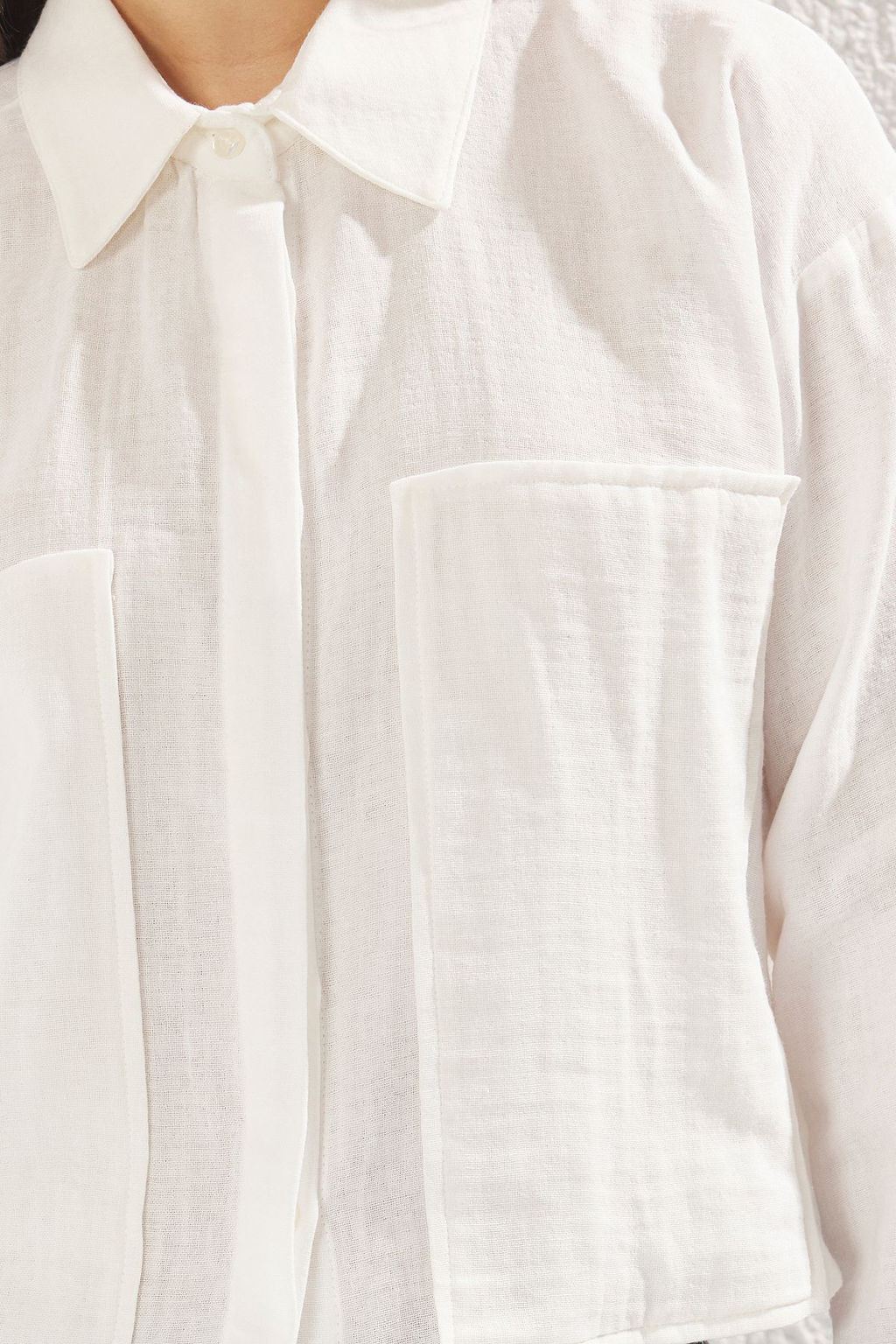 TRENDYOLMILLA Beyaz Muslin Kumas Buyuk Cep Detayl? Regular Normal Kal?p Crop Dokuma Gomlek TWOSS25GO00099 фото 5