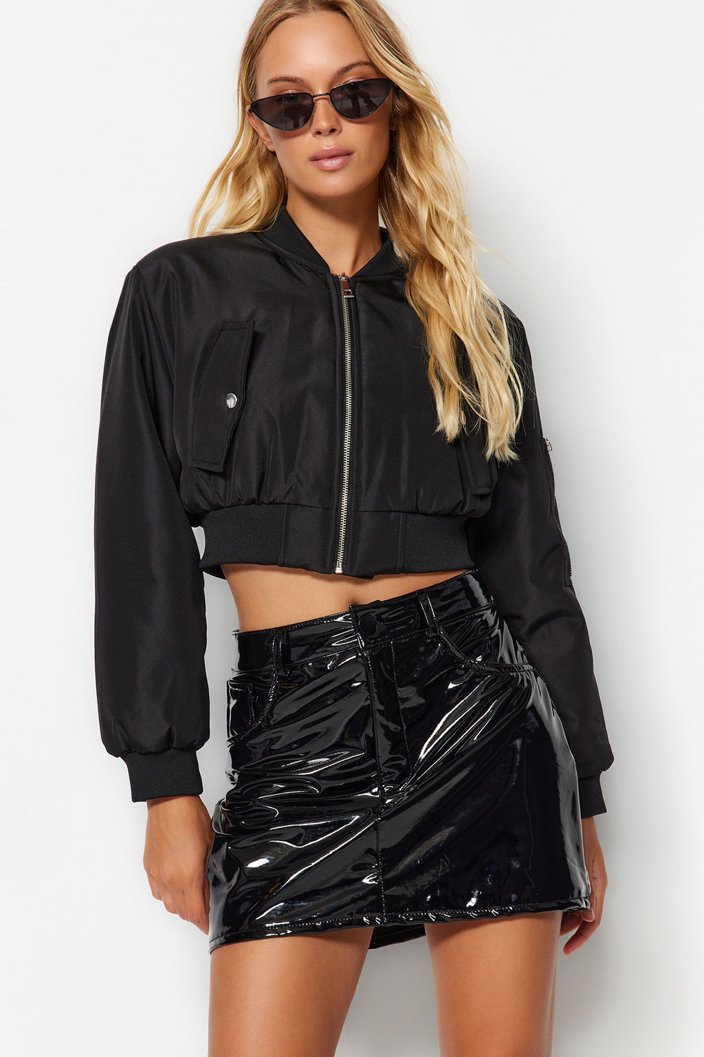 TRENDYOLMILLA Siyah Parlak Suni Deri Mini Dokuma Etek TWOAW24ET00176