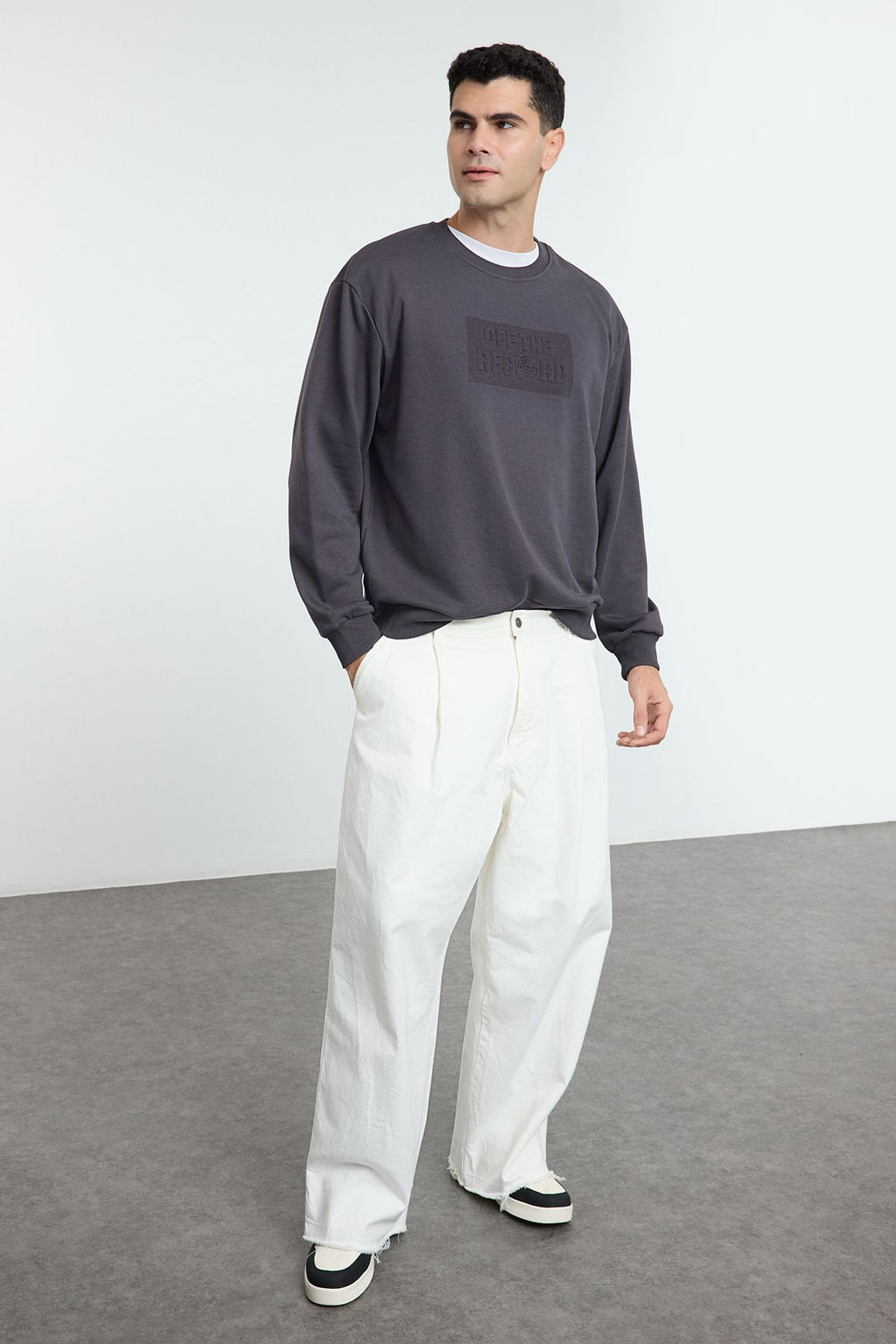 TRENDYOL MAN Yesil Oversize/Genis Kesim Kabartma Yaz? Bask?l? Sweatshirt TMNAW25SW00048