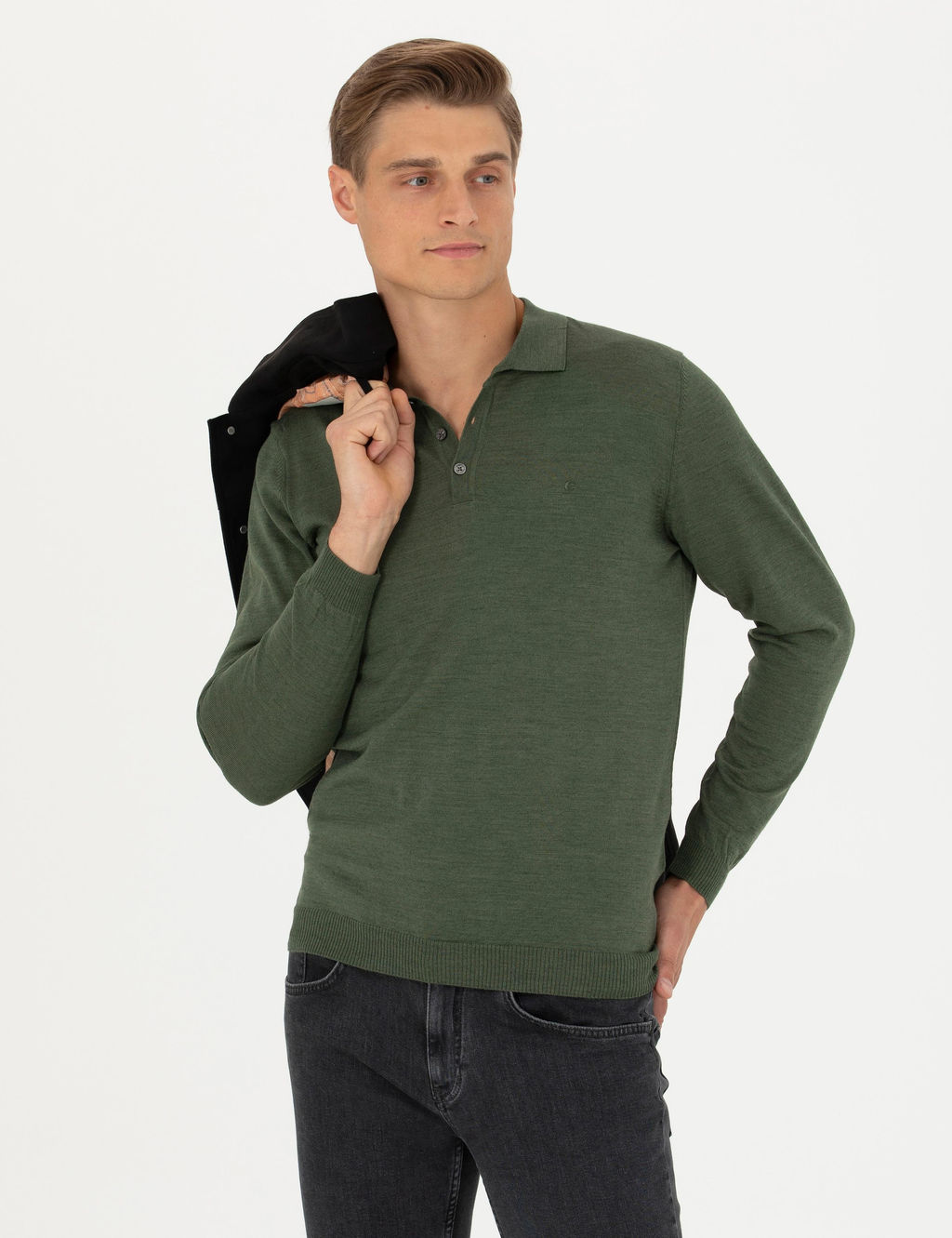 Базовый трикотажный свитер приталенного кроя цвета хаки с воротником-поло - Cacharel фото 3