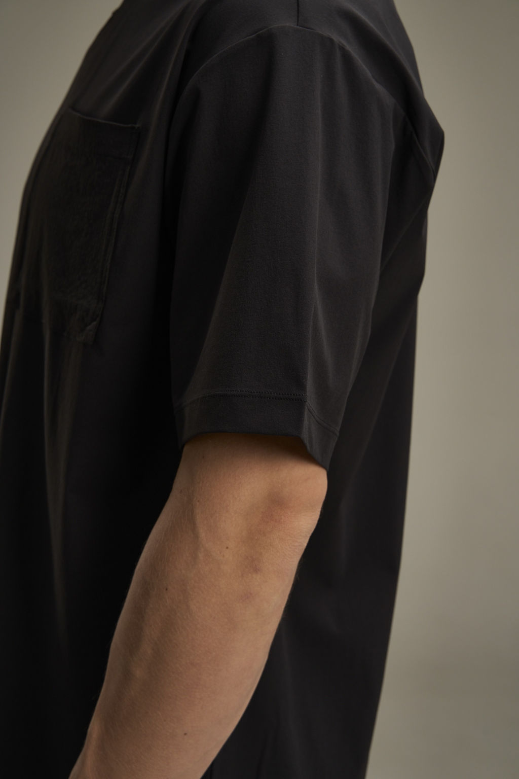 Футболка Черный COMMUTE SS Woven Tee