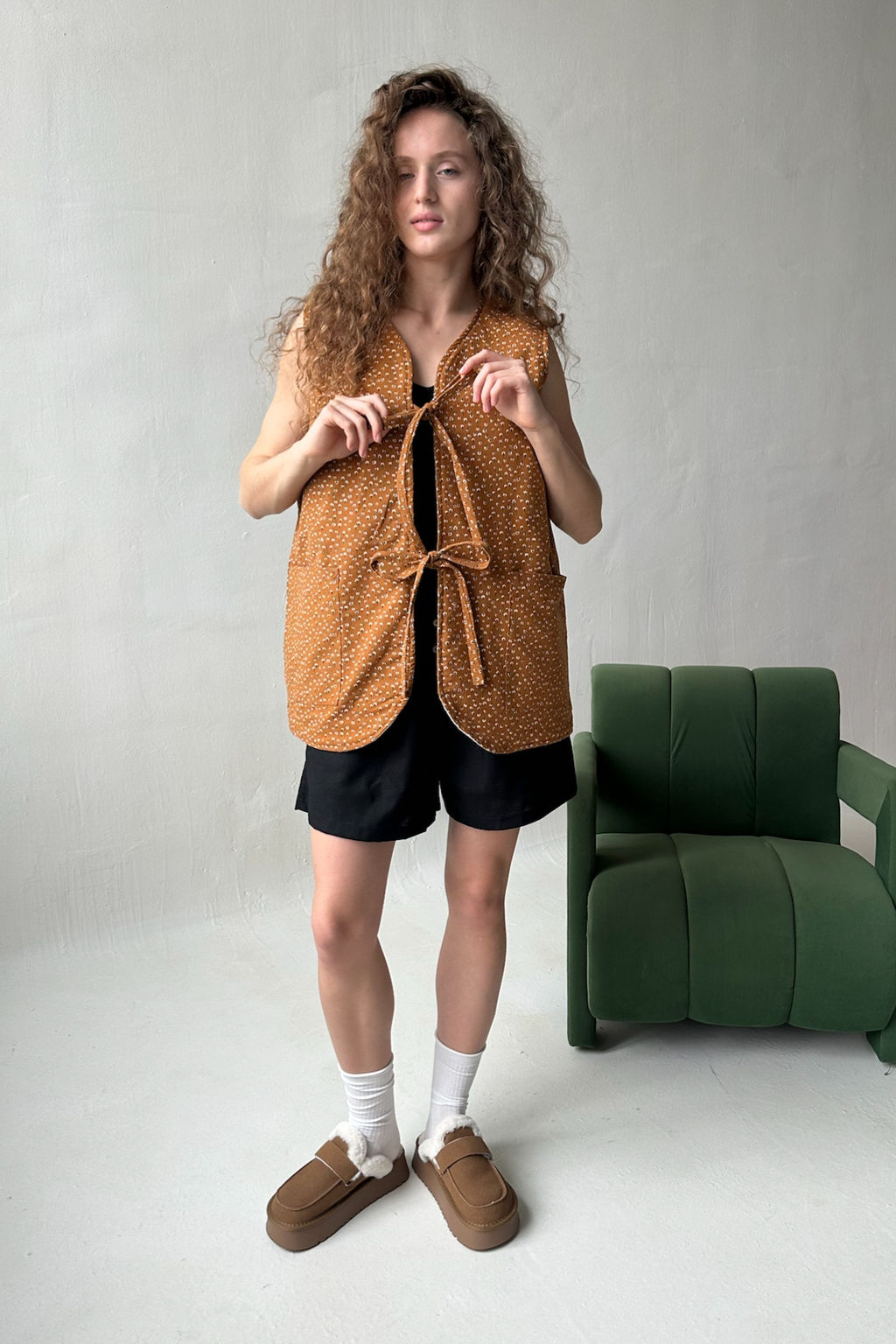 Жилет стеганый HOME109/01/Коричневый, белый