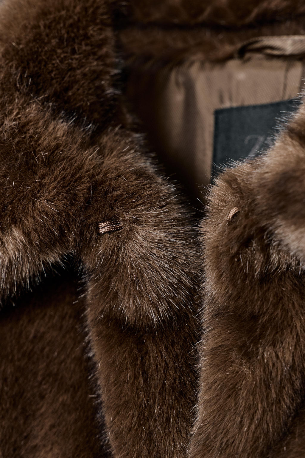 FAUX FUR SHORT COAT WITH TOGGLES - Zara фото 3