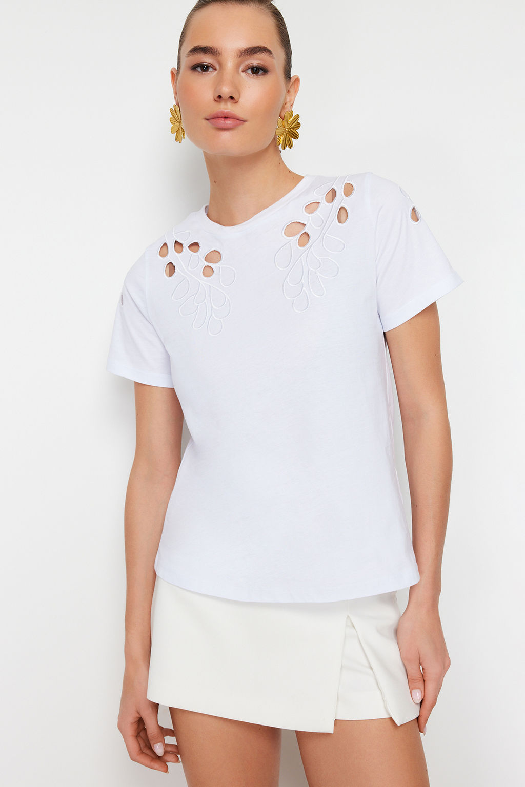 TRENDYOLMILLA Siyah Brode Nak?sl? Basic/Regular Kal?p Orme T-Shirt TWOSS24TS00069  фото 16