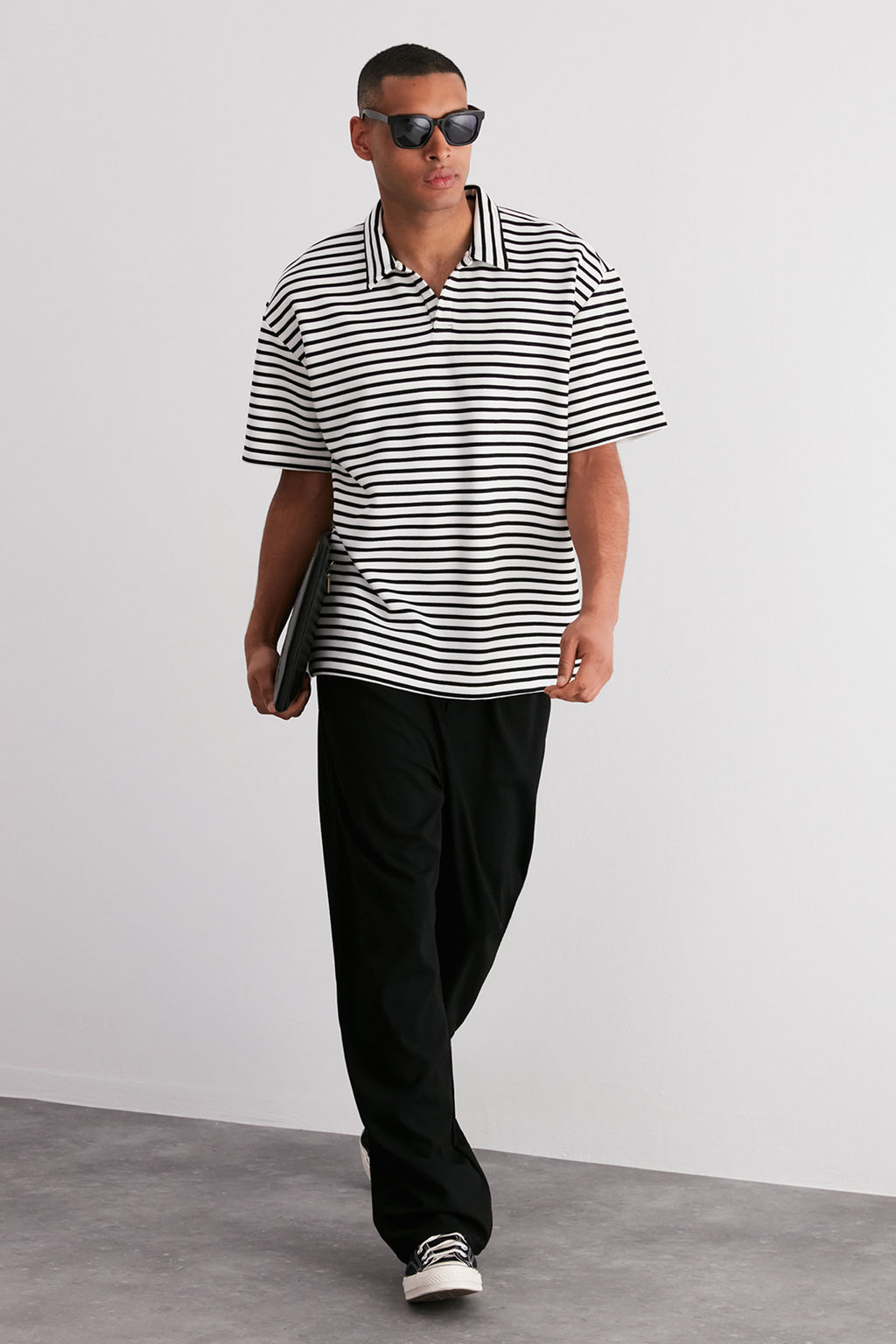 TRENDYOL MAN Ekru Oversize/Genis Kesim Limited Edition Cizgili Dokulu Polo Yaka T-shirt TMNSS24PO00021