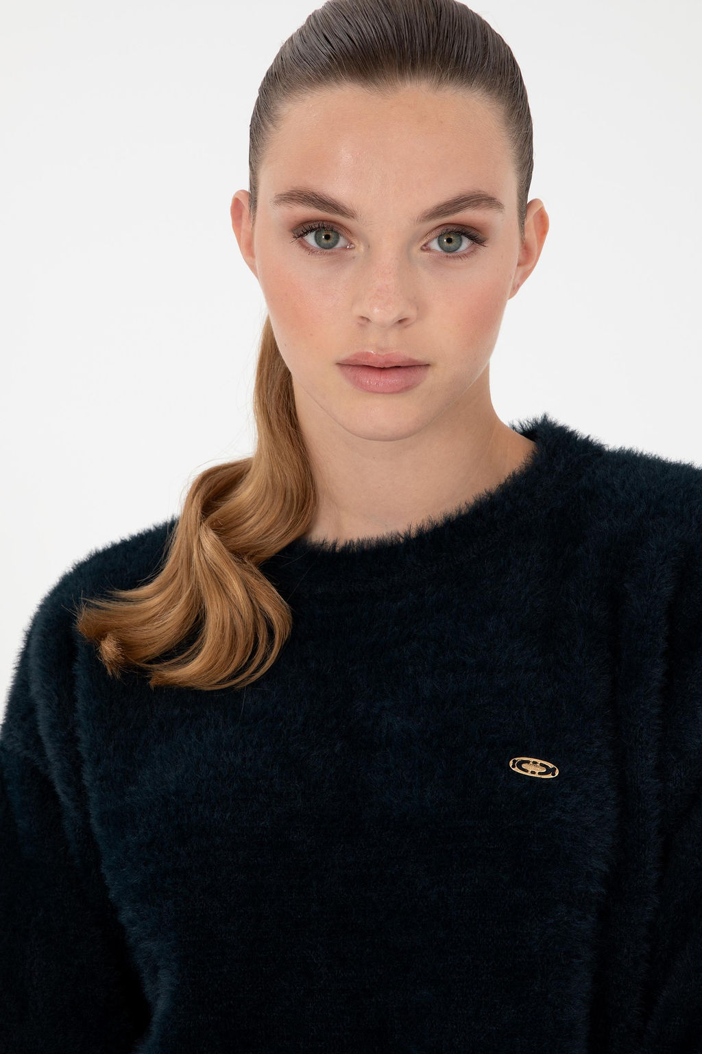 Женский темно-синий свитер с круглым вырезом и мягкой текстурой