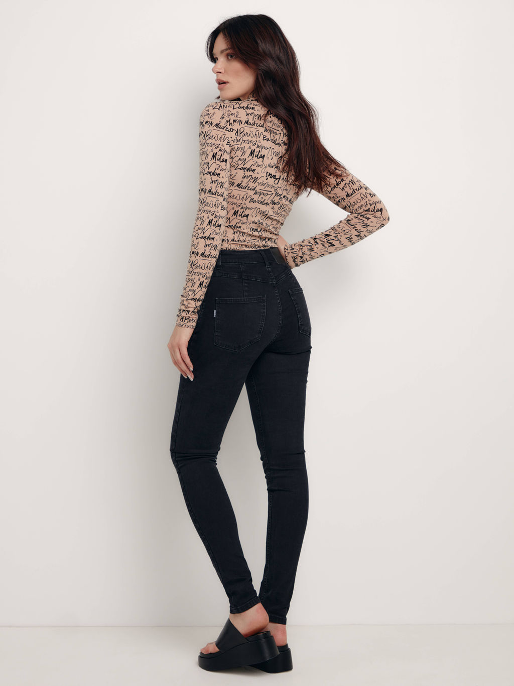 CONTE CON-520 Джинсы skinny с кокеткой и тремя пуговицами washed black