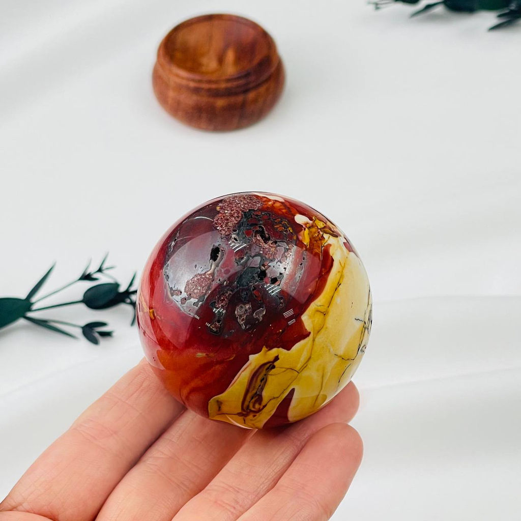 Шар из Яшмы (Мукаит) на подставке