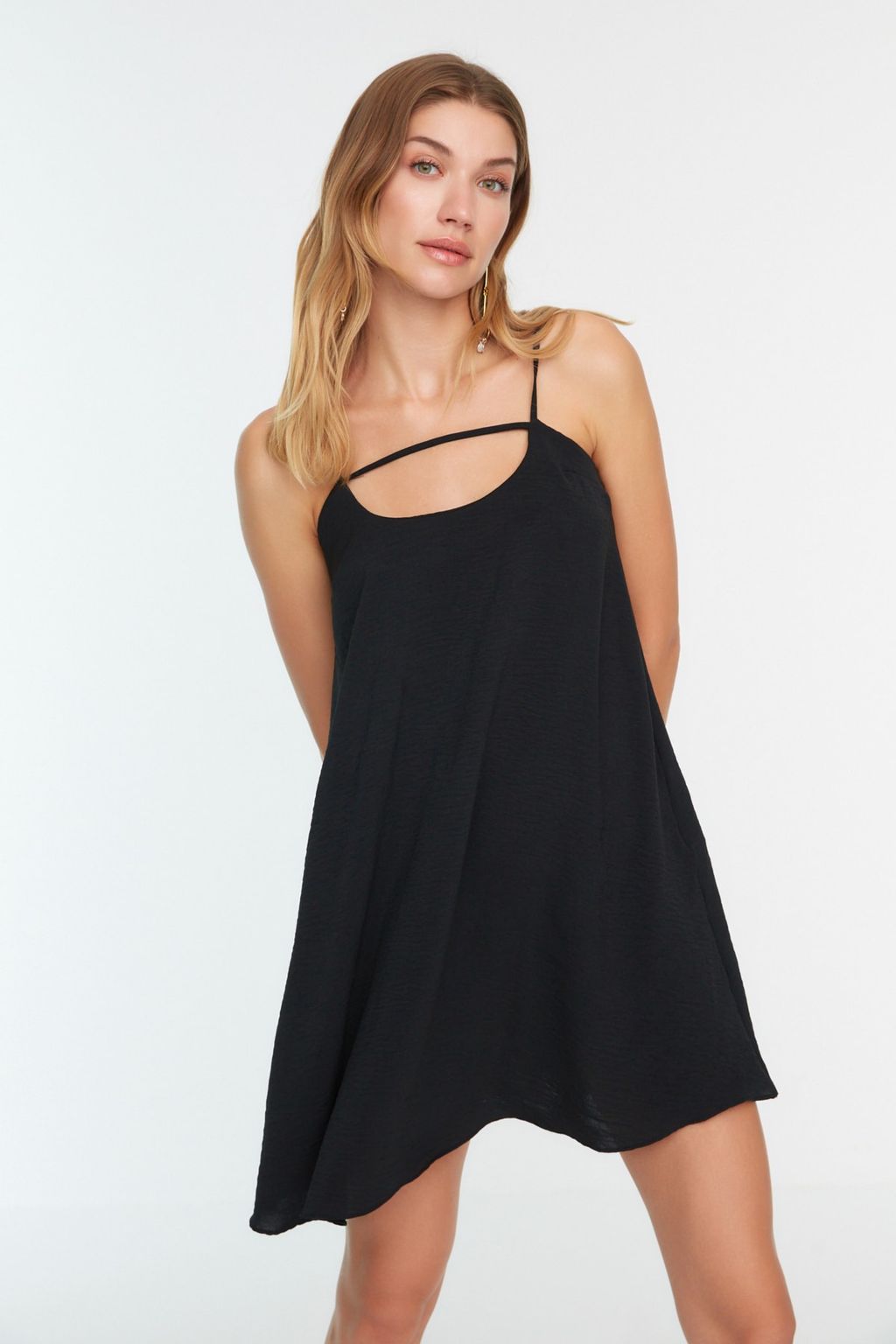 TRENDYOLMILLA Siyah Rahat Kesim Ask?l? Yaka Detayl? Mini Dokuma Elbise TWOSS22EL00594