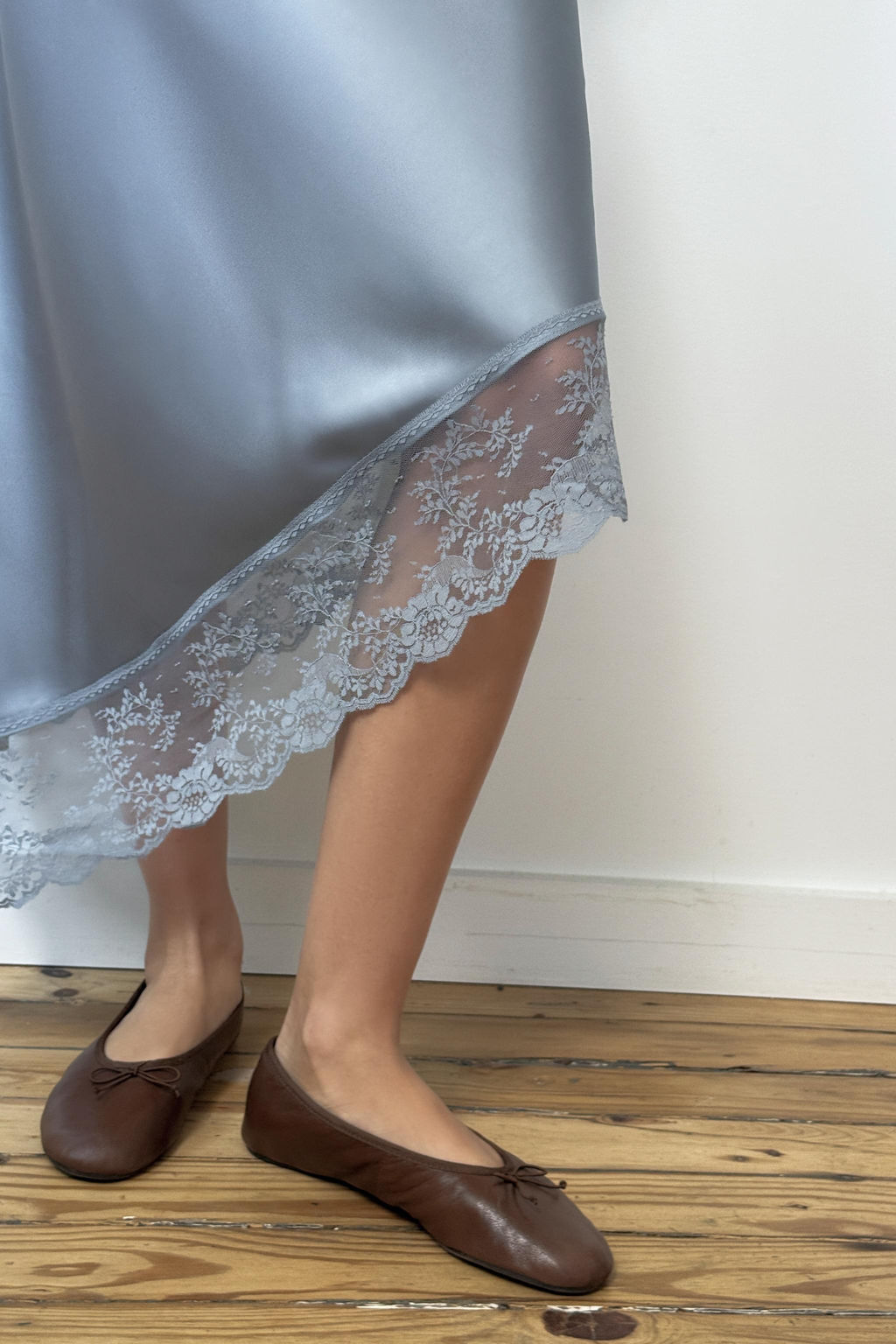 SATIN MIDI SKIRT WITH ASYMMETRIC LACE HEM - Zara фото 9