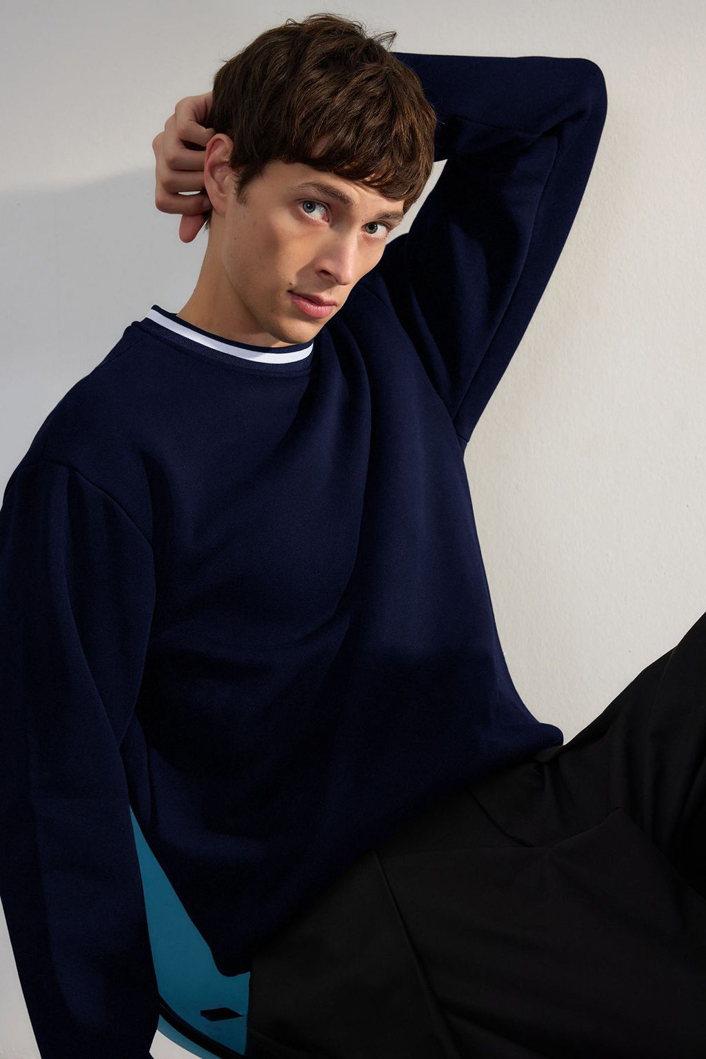 TRENDYOL MAN Indigo Premium Oversize/Genis Kesim Yaka Triko Bant Basic Ici Polarl? Sweatshirt TMNAW25SW00093 - Trendyolmilla фото 2
