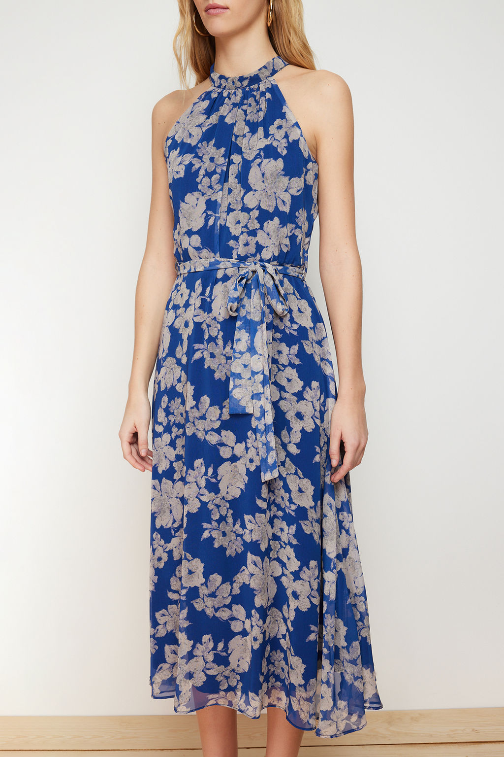 Lacivert Cicek Desenli Kusakl? A Kesim Halter Yaka Kolsuz Midi Astarl? Dokuma Elbise TWOSS20EL2536