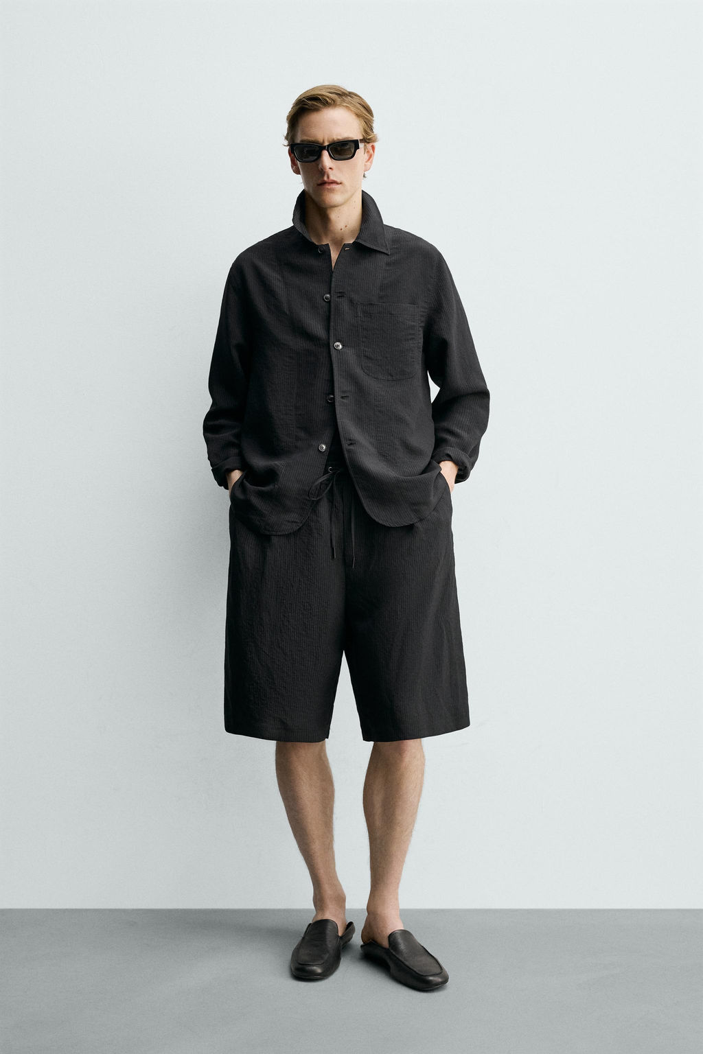 BERMUDA FLUIDA JACQUARD RAYAS / Negro