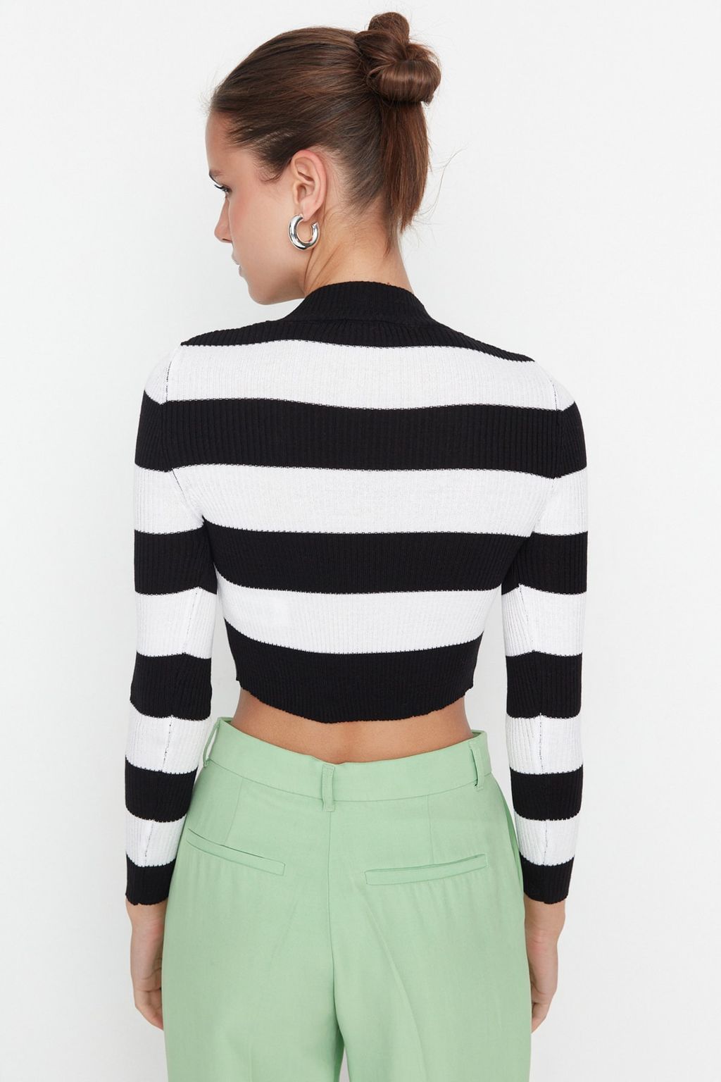 TRENDYOLMILLA Siyah Crop Pamuklu Cizgili Triko Kazak TWOAW20KZ0255
