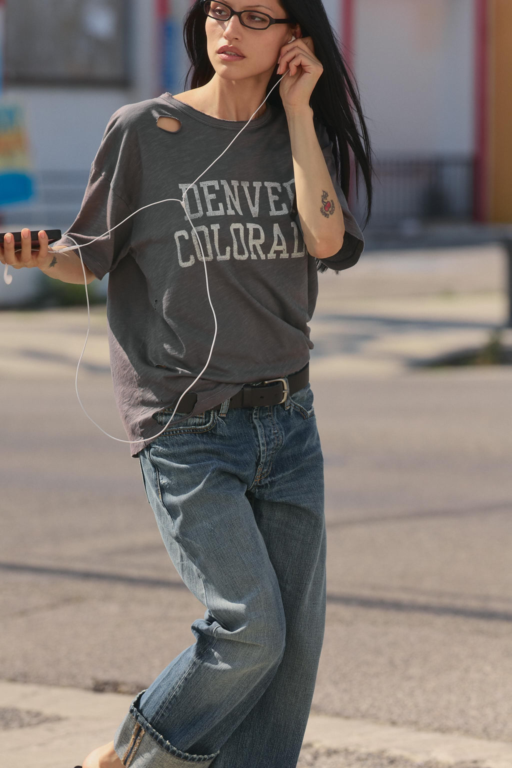 CAMISETA OVERSIZE ROTOS TEXTO / Carb?n