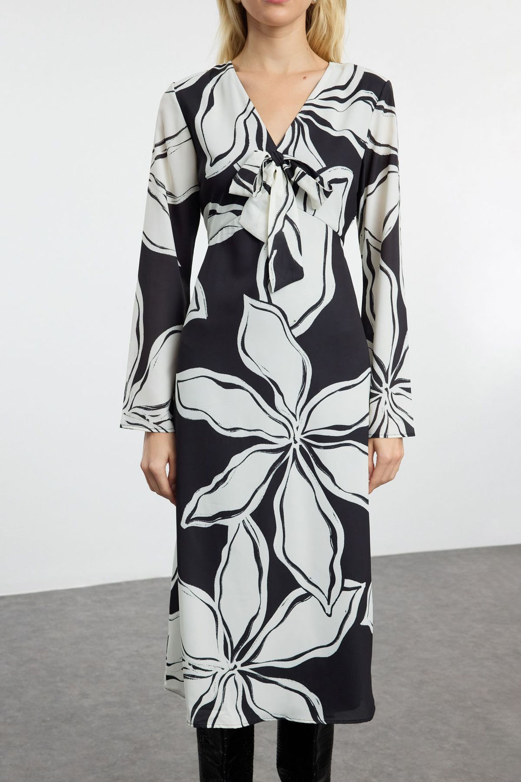 TRENDYOLMILLA Siyah Cicek Desenli A Kesim Baglama Detayl? V Yaka Midi Saten Dokuma Elbise TWOAW25EL00237  фото 8