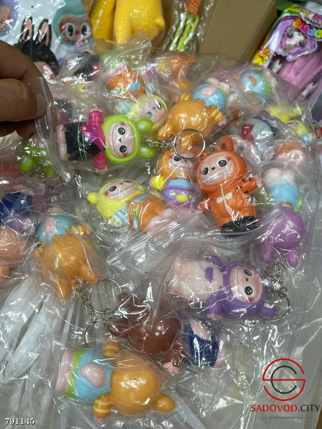 Игрушки лабубу разноцветные